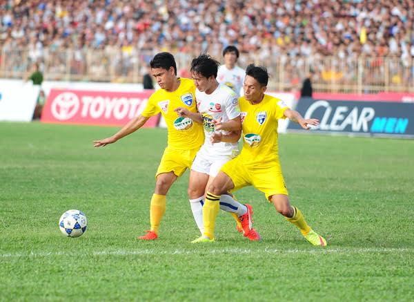 Thanh Hóa (vàng) xuất sắc lên ngôi đầu V-League.